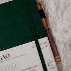 MGGAO A5 Green Vegan Leather Notebook with Pen Loop and Elastic Band, Close-up Detail